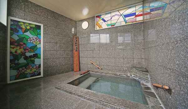 内風呂「なごみ幸の湯」は御影石を基調とした洋風風呂です