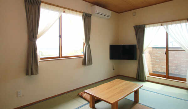 #お部屋_8畳 オーシャンビューの眺めで、水平線から昇る朝日が眺められます。