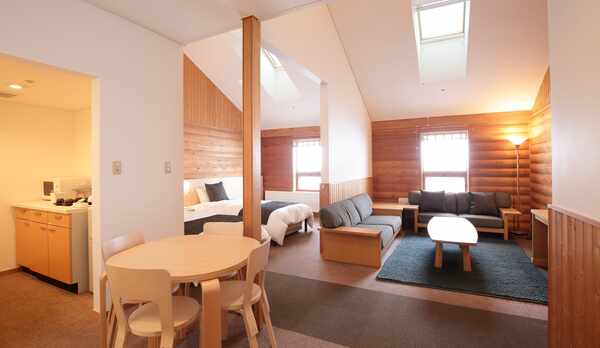 【ホワイトバーチ】キッチンを兼ね備えた広々としたお部屋。フィンランド式サウナ完備。