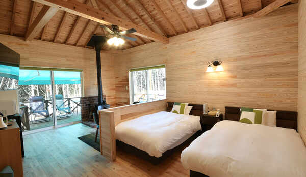 吹き抜け天井で開放感のある室内は天然木でログハウス風の壁。薪ストーブで贅沢な時間を過ごして下さい。