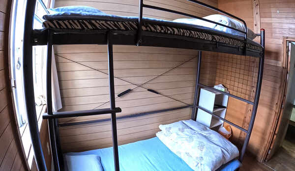 ・「客室一例」２人用ドミトリー、鍵付きで安心してお泊りいただけます。