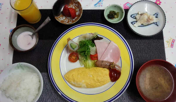 *朝食/懐かしい家庭料理のほか、牧場で絞りたての牛乳もご提供しています。