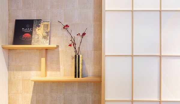 茶室を思わせる伝統的な「違い棚」の設え