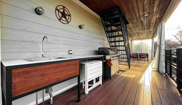 SUITE VILLA 屋外ウッドデッキ（水回り、BBQコンロなど）