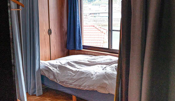 ・眺望：川のお部屋では、2段ベッド2台+シングルベッド1台となります。