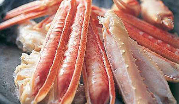 地酒「香住鶴」を振りかけ、陶板で蒸し焼きにする焼きガニ