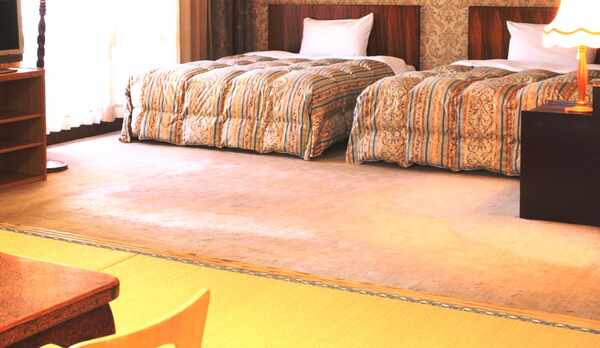 【客室】和洋室。ツインベッド＋10畳和室。三世代旅行にも。 