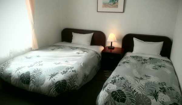 全ベッド洋室【バストイレ洗面は別】冷蔵庫・テレビ・エアコン・バスタオル・フェイスタオル・歯ブラシ付