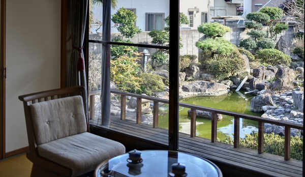 *［庭側和室一例］四季移ろいを感じることができる当館自慢の和風庭園を望みながらゆっくりお寛ぎ下さい