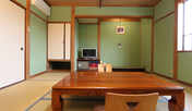 ゆったりとした純和室の8畳客室　冷暖房完備、館内インターネット接続できます