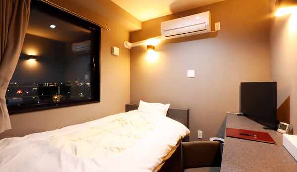 【シングルルーム】シックでモダンなお部屋になりました☆セミダブルのベッドでゆったり