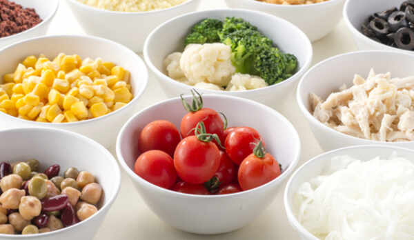 10種のトッピングと6種のドレッシングが楽しめるサラダバー。（イメージ）