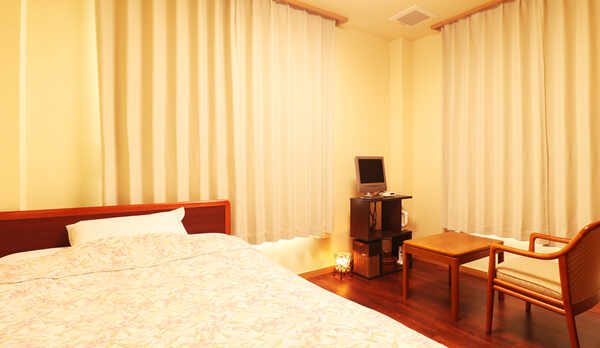 【シングルルーム】ビジネス利用のお客様に大変ご好評をいただいております。程よい広さが心地いいとか。