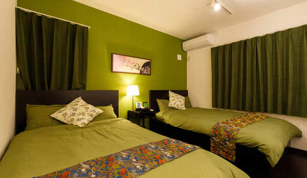 各ベッドルームはダブルベッドが2台、4名様がお休み頂けます