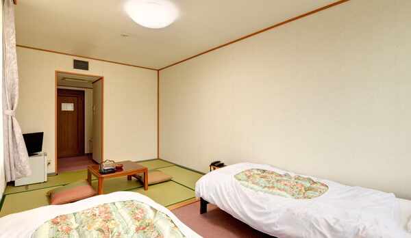 *和洋室（客室一例）/和と洋、両方の良さを味わえるお部屋。畳のお部屋で団欒のひと時をお過ごし下さい。