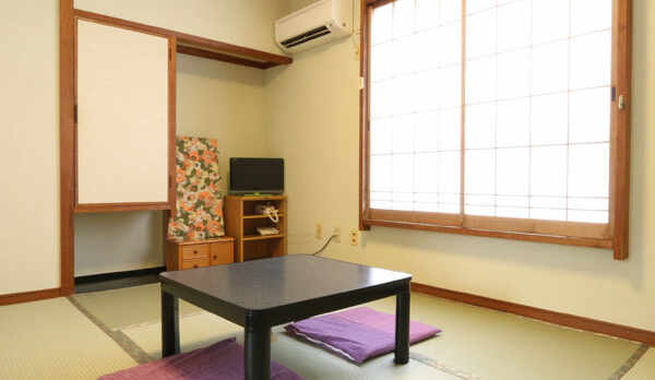 【和室６畳】バス・トイレ付です。