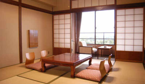 ゆったり寛げる本館和室（写真は10帖タイプ）