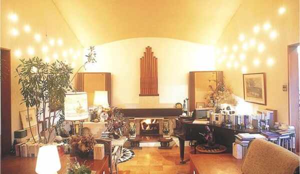 40畳ほどの音楽ホール兼サロン