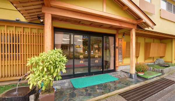 *外観／水上の自然が包むどこか懐かしい落ち着いた空間。何もしない、贅沢な時間をお過ごしください。