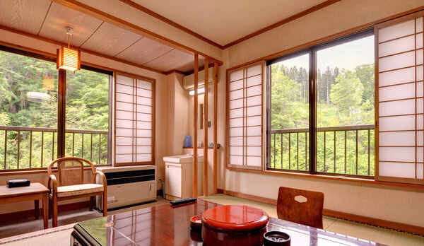 *【客室一例】和室10畳。お部屋から望む渓流二岐川の絶景。しっとりと落ち着いた和室で寛ぎのひと時を。