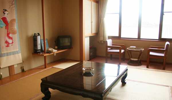 *【和室一例】純和風の落ち着いた客室。窓より青々とした海を眺めながら、お寛ぎ下さい。