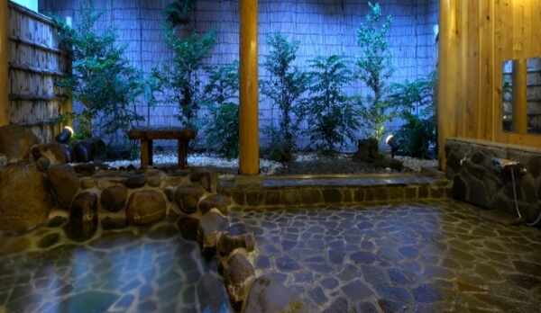 森の露天風呂　豊かな自然の中で聞こえてくる鳥の鳴き声や木々のささやき、そして湯の流れる音、吹き抜ける