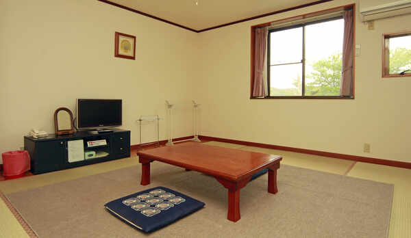 南向きのひだまり和室◆陽光が差し込み、広々と寛げるお部屋です