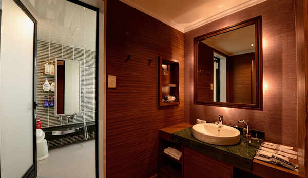 *【デラックスツイン：洗面】快適にお過ごしいただけるアメニティを多数ご用意しております。