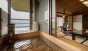 【露天風呂付き和室】夜は月明かり、朝は日の出をご覧いただけます。
