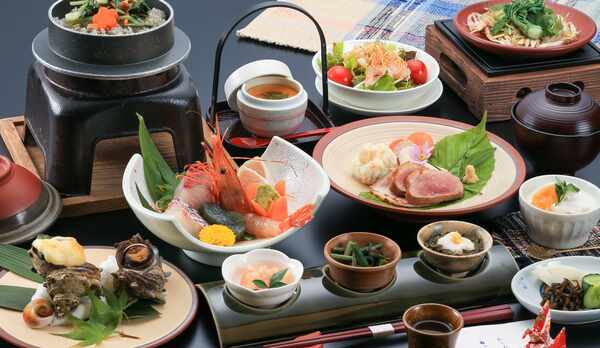 日本海の幸を中心に、佐渡島黒豚、当館名物イカ墨釜飯を含めたスタンダード和会席コース