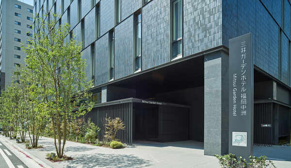 ・緑に囲まれた明るいエントランス