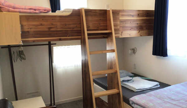 ・段違いの2段ベッドのお部屋。折り畳みベッドを入れて最大3名様宿泊可能
