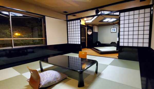 禁煙【特別客室】10畳＋寛げるテーブルスペース／バストイレつき