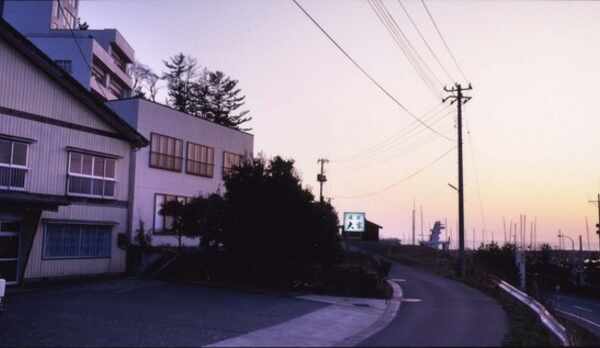 大家外観と沈む夕日