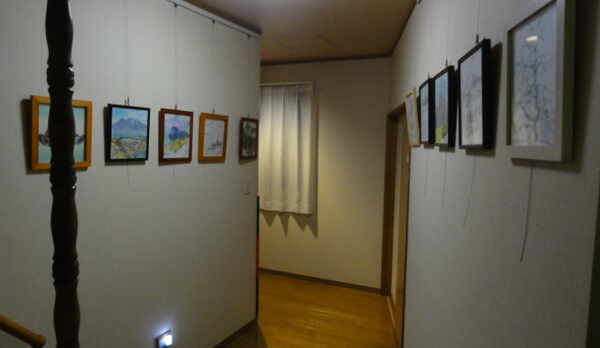 部屋へいく廊下、著名画家の作品多数