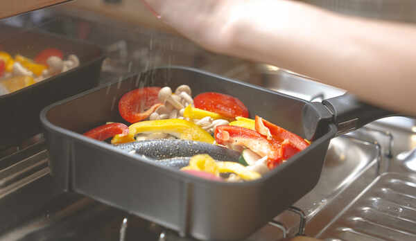 ・【キッチン】調理器具もございます。焼き料理や蒸し料理等お楽しみいただけます