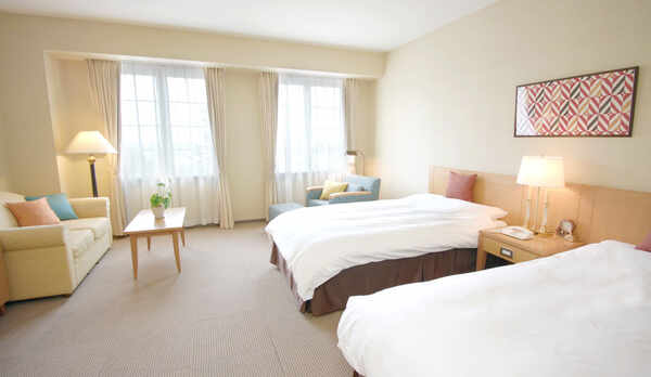 ＜デラックスツイン＞37㎡でゆったり　砺波平野を望む客室