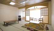 里山の風景を望む本館和室（バス・トイレ共有）