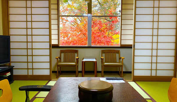 ・和室8畳 全室南向き、大きな窓から陽射しが差し込みます