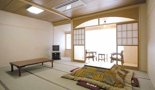 里山の風景を望む本館和室（バス・トイレ共有）