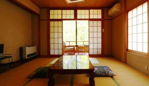 和室8畳（トイレ・洗面付）お部屋の様子