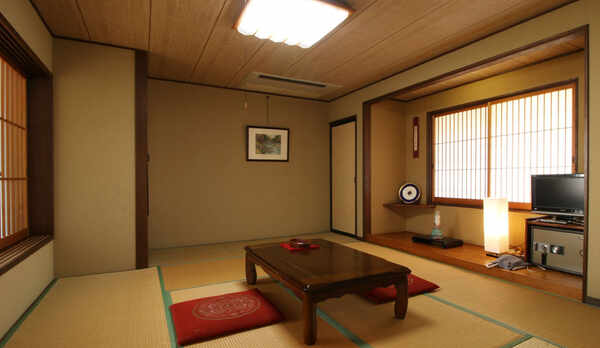 #【客室一例】10畳トイレ付き和室　築100年の古風な客室でお寛ぎください。