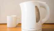 温かい飲み物や夜食などに便利！操作も簡単な電気ケトル