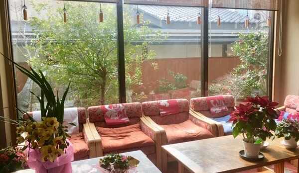 庭を望めるロビー