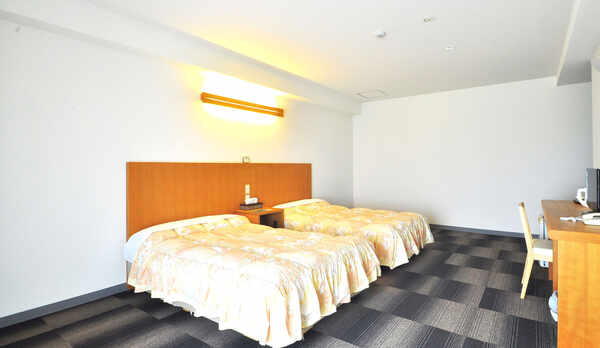 【洋室ツイン】荷物も余裕で広げられるツインルーム