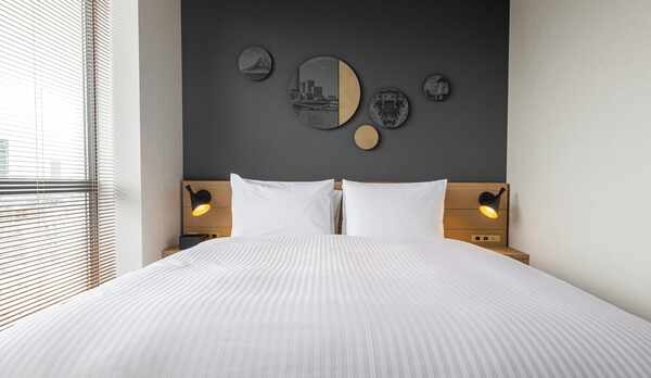 【コンフォートダブル】クイーンベッドのゆったりベッドを配置した、デスク付のお部屋。