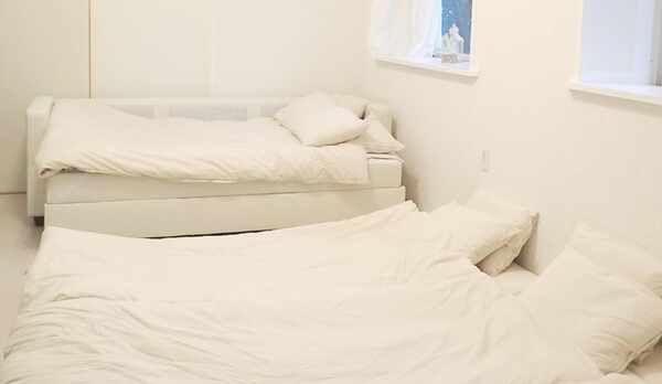 ・＜客室イメージ＞ソファはベッドとしてもお使いいただけます