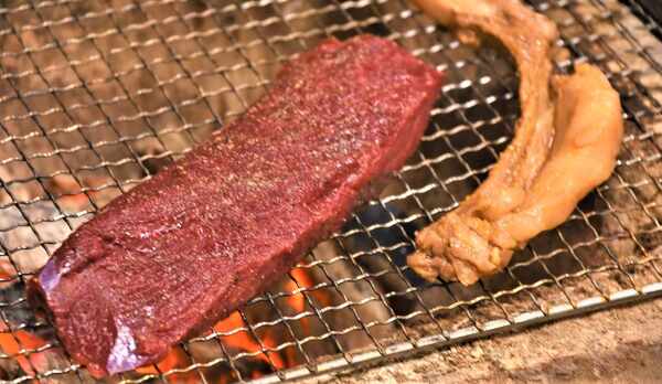 郡上、天然鹿ロースの炭火焼