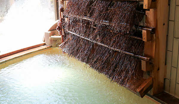 *【大浴場／男湯・湯雨竹】源泉を加水なしで冷ますことができる、竹式冷却装置