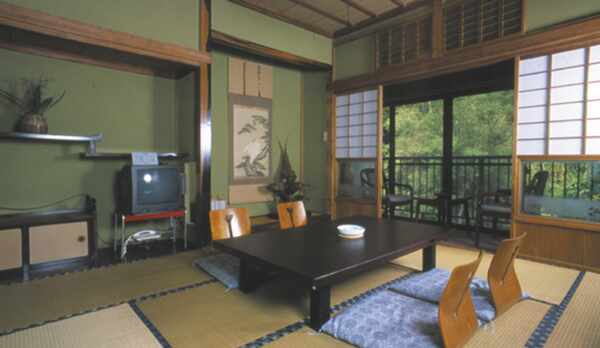 *お部屋一例　マイナスイオンたっぷり。自然に囲まれた純和風のお部屋です。